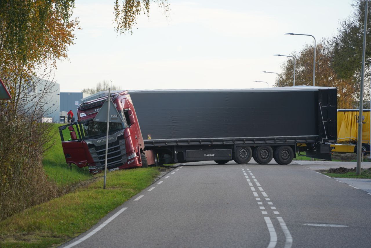 Randweg twee uur afgesloten door vastgelopen vrachtwagen