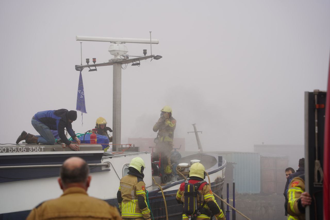 Brand op schip aan Ambachtsweg snel onder controle