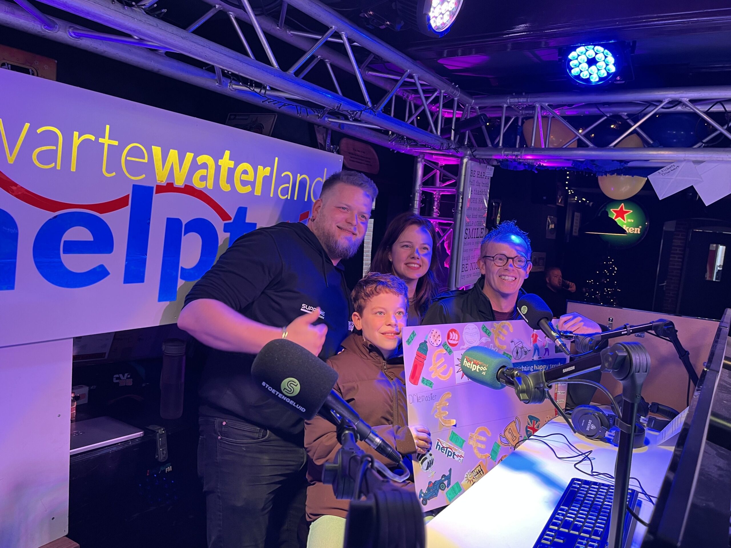 CBS De Driemaster levert flinke cheque in bij Zwartewaterland Helpt