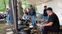 Nadat de gebakken poon  was uitverkocht, gingen de schippers van de zalmschouwen verder met heek