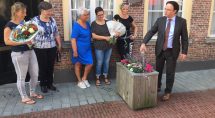 Burgemeester Bilder gaf twee jaar geleden de eerste bloemetjes symbolisch wat water