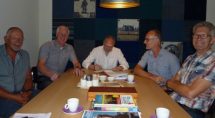Vlnr: Bestuursleden Bertil Hoentjen, Cees Selles, notaris Slangen, John Bakker en Cees Wursten.