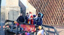 Sint en Pieten staan niet bij de kalkovens dit jaar, maar in de Eikenlaan