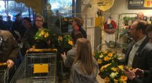 Ronald en Ineke Mulder delen met hun personeel boeketjes uit aan de eerste klanten van de Jumbo