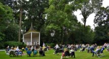 Openluchtdienst in het park