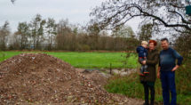 Barry en Stefanie met hun jongste zoon Mats voor wat de ingang gaat worden van de camping