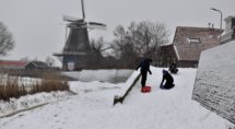 Ook vandaag kunnen kinderen volop genieten van de sneeuw, Foto Gerrit Slurink