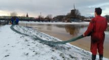 Woensdag werd al water op de helft van de baan gepompt om de ijslaag egaal te krijgen