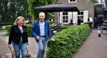 André van Duin en Janny van der Heijden gingen bij De Linde van wal voor een drankje en een portie bitterballen.
Foto Gerrit Slurink