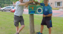 Jeroen Tersmette (l) en een een lid van Bluefingers na ontvangst van de wedstrijdfrisbee