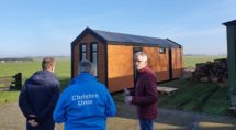 Cees Wursten geeft uitleg over de duurzame tiny houses