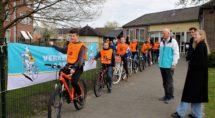 Deelnemende kinderen woensdagochtend in de startblokken. Rechts Wim Reuvekamp, die dit jaar voor de 25e keer als vrijwilliger het praktisch verkeersexamen in Hasselt organiseert. Foto's Gerrit Slurink