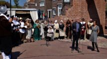 Onthulling gedicht Vrouwkje Tuinman bij de Veerpoort