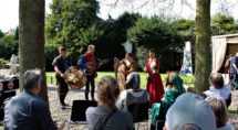 Middeleeuwse muziek in de kerktuin