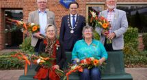 Zittend rechts Tineke Neijenhuis en rechts boven haar man Hein Neijenhuis