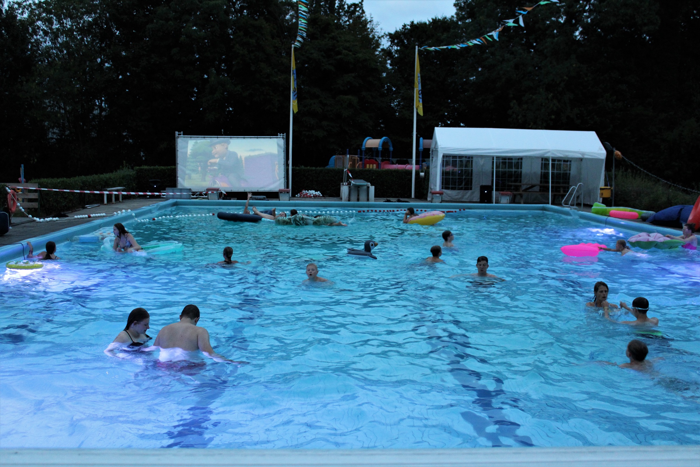 elegant Grijp zeevruchten Drijf in movie night in zwembad - Hasselt Actueel