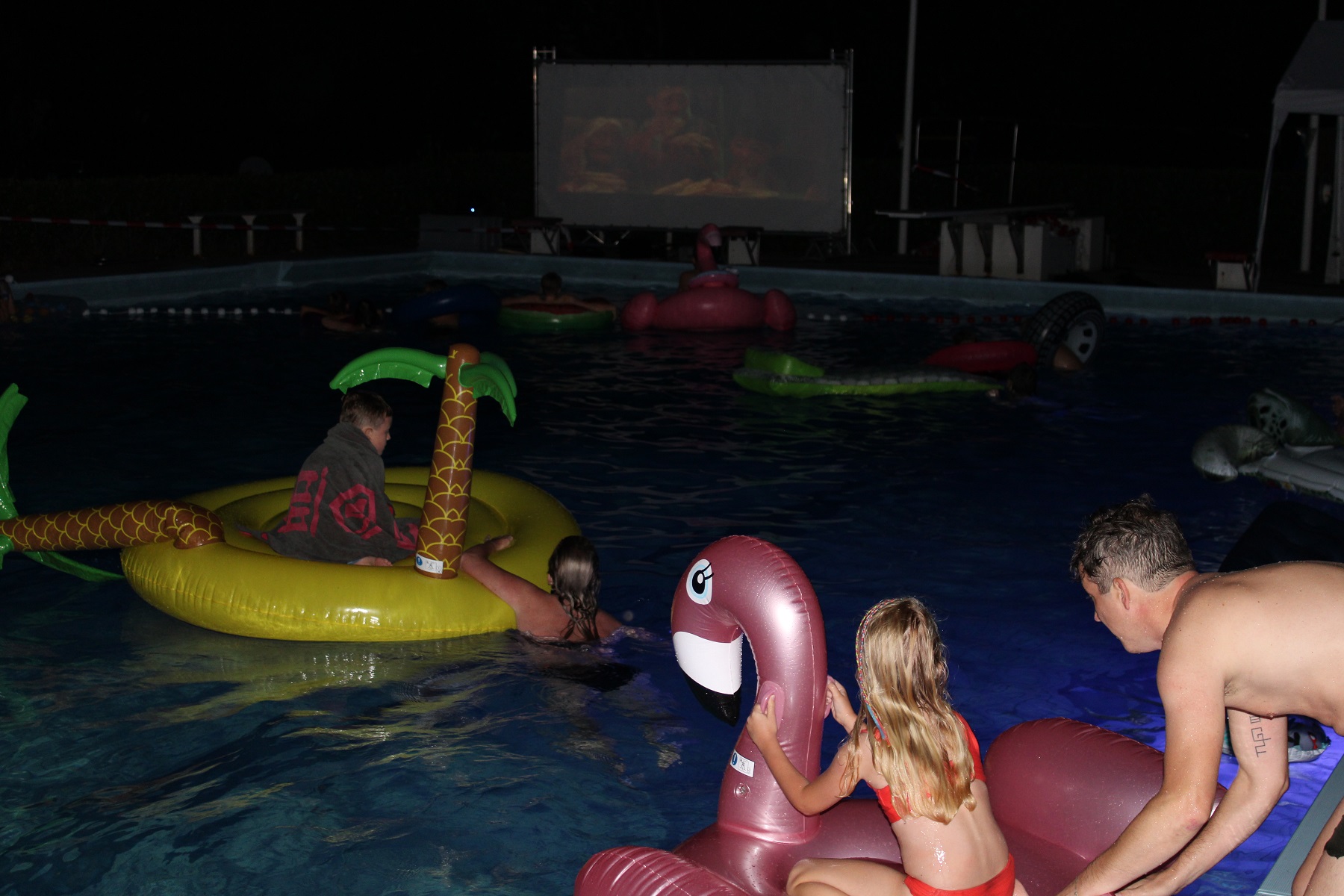 Relativiteitstheorie Niet genoeg Respectievelijk Drijf in movie night in zwembad - Hasselt Actueel