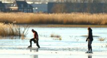 Een schaatser stapt een wak uit. (foto: Henk Kuik)