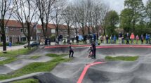 BMX-er Thijs IJzerman rijdt door het gespannen lint en verklaarde daarmee de pumptrack voor geopend.